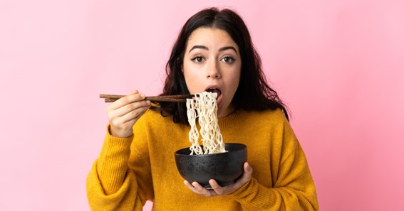 how to use chopsticks to eat noodles